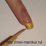 Золотистым лаком для рисования рисуем улыбку френча.