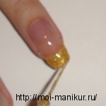 Золотыми блестками покрываем свободный край ногтя.