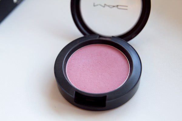 Румяна MAC powder blush (цвет dame)