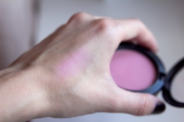 Румяна MAC powder blush (цвет dame)