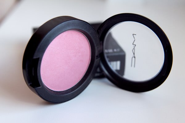 Румяна MAC powder blush (цвет dame)