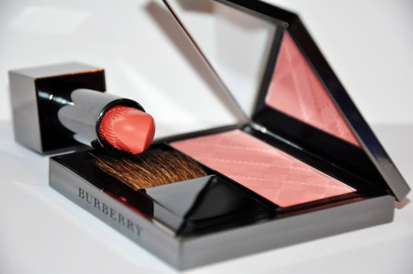 Лососевый дуэт: Burberry Soft Satin Lipstick Lip Cover No.28 Devon Sunset и Burberry Light Glow Natural Blush No.05 Blossom Blush