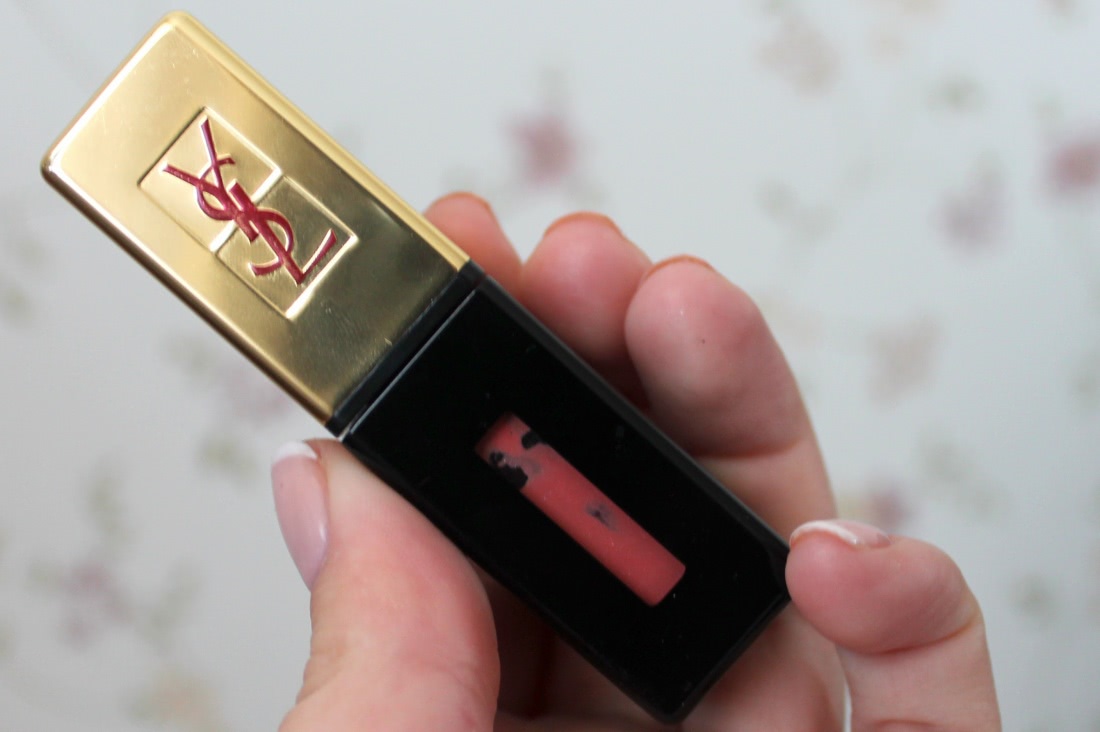 Срочно врача или у меня появилась стойкая помада-лак Yves Saint Laurent Rouge Pur Couture Vernis A Levres Glossy Stain в оттенке #07 Corail Aquatique