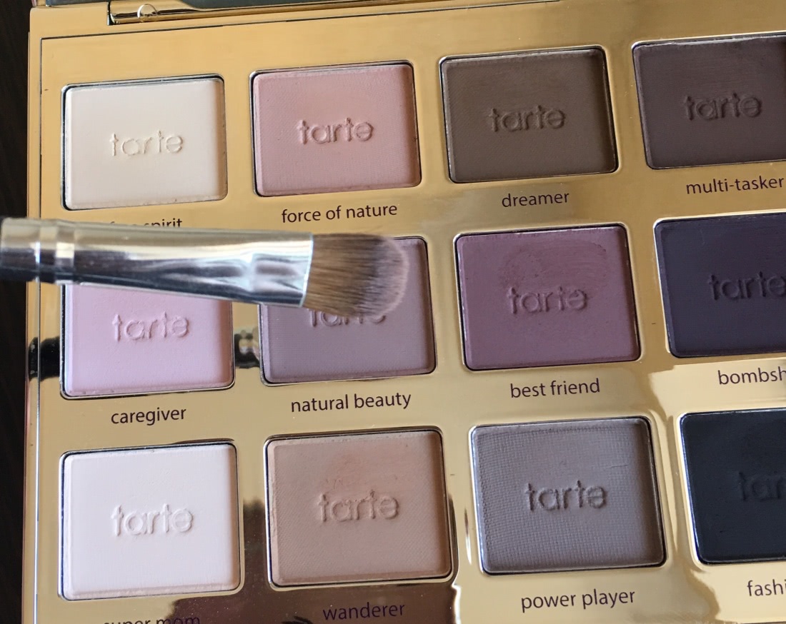 Палетка матовых теней Tarte Tartelette Amazonian clay matte palette