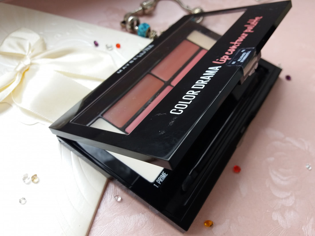 Палетка для контурирования губ от Maybelline Color Drama lip contour palette в нюдовых оттенках