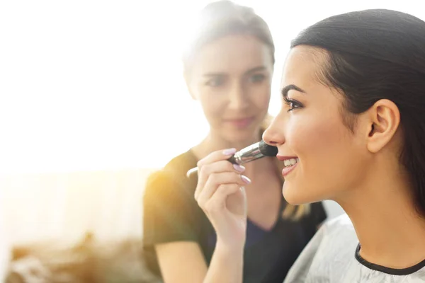 Selective Focus Makeup Artist Applying Powder Womans Face Brush — стоковое фото