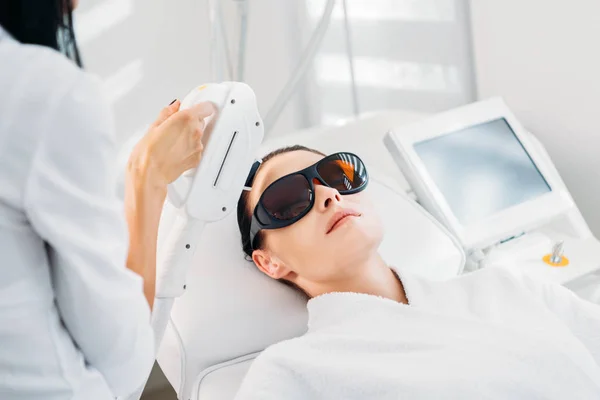 Woman Protective Eyeglasses Getting Laser Hair Removal Made Cosmetologist Spa — стоковое фото